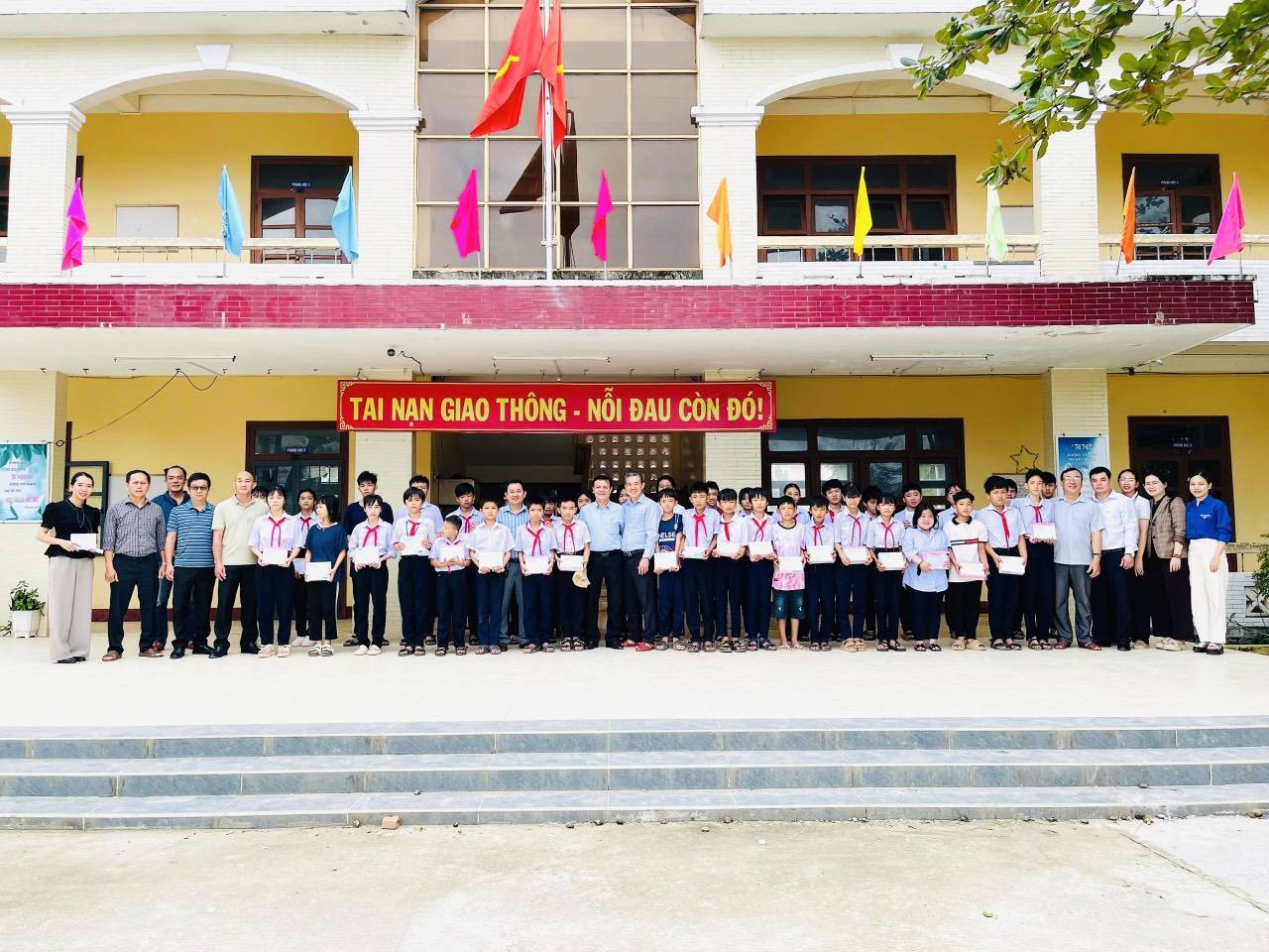 CHUNG TAY HƯỚNG VỀ VÙNG LŨ – LAN TỎA YÊU THƯƠNG 